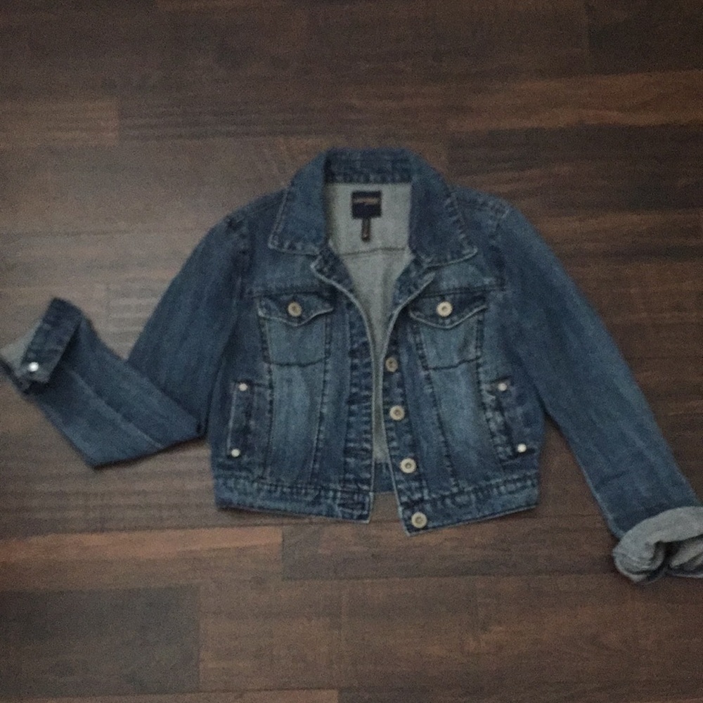 COPY - Cropped denim jacket. So cute!